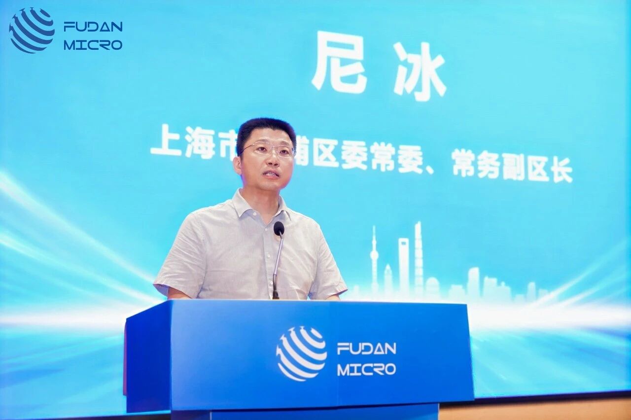 黨委常委、常務副校長 許征副區(qū)長 尼冰